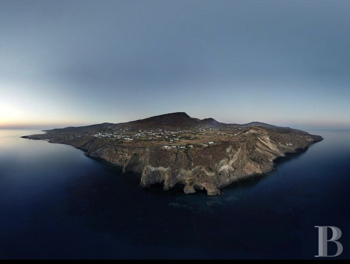 Sur l’île de Pantellaria, entre la Sicile et les côtes tunisiennes, un hameau de maisons traditionnelles en pierre de lave - photo  n°58