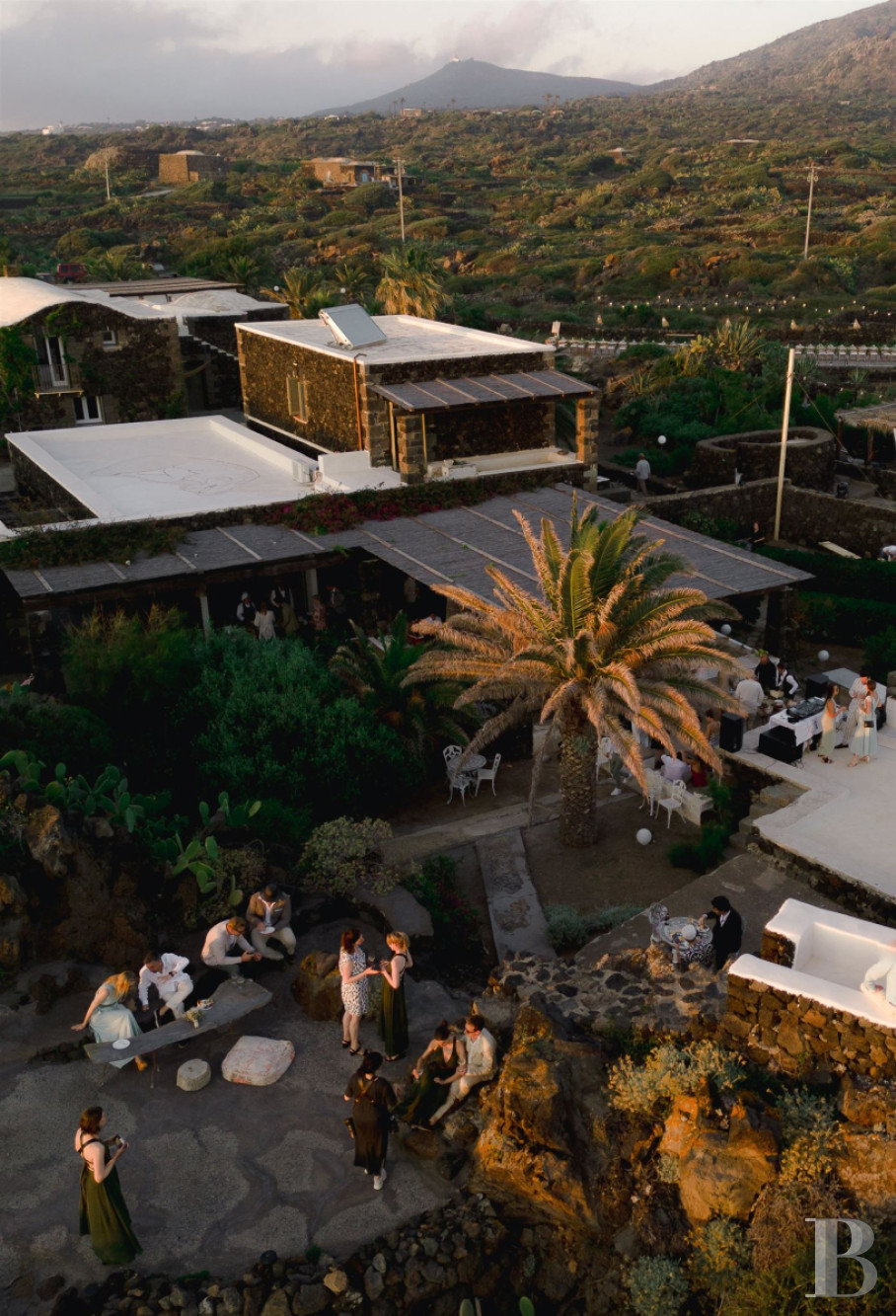 Sur l’île de Pantellaria, entre la Sicile et les côtes tunisiennes, un hameau de maisons traditionnelles en pierre de lave - photo  n°56