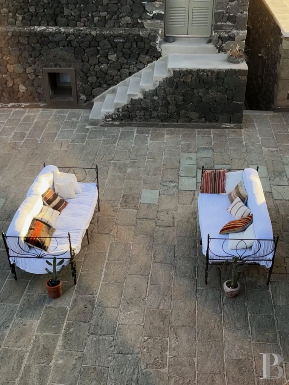 Sur l’île de Pantellaria, entre la Sicile et les côtes tunisiennes, un hameau de maisons traditionnelles en pierre de lave - photo  n°53