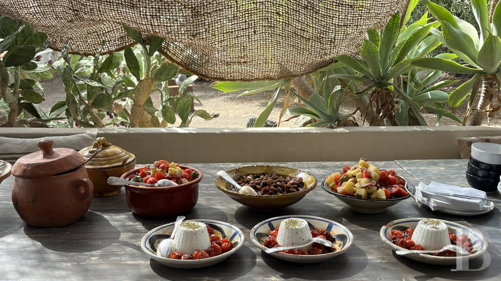 Sur l’île de Pantellaria, entre la Sicile et les côtes tunisiennes, un hameau de maisons traditionnelles en pierre de lave - photo  n°50