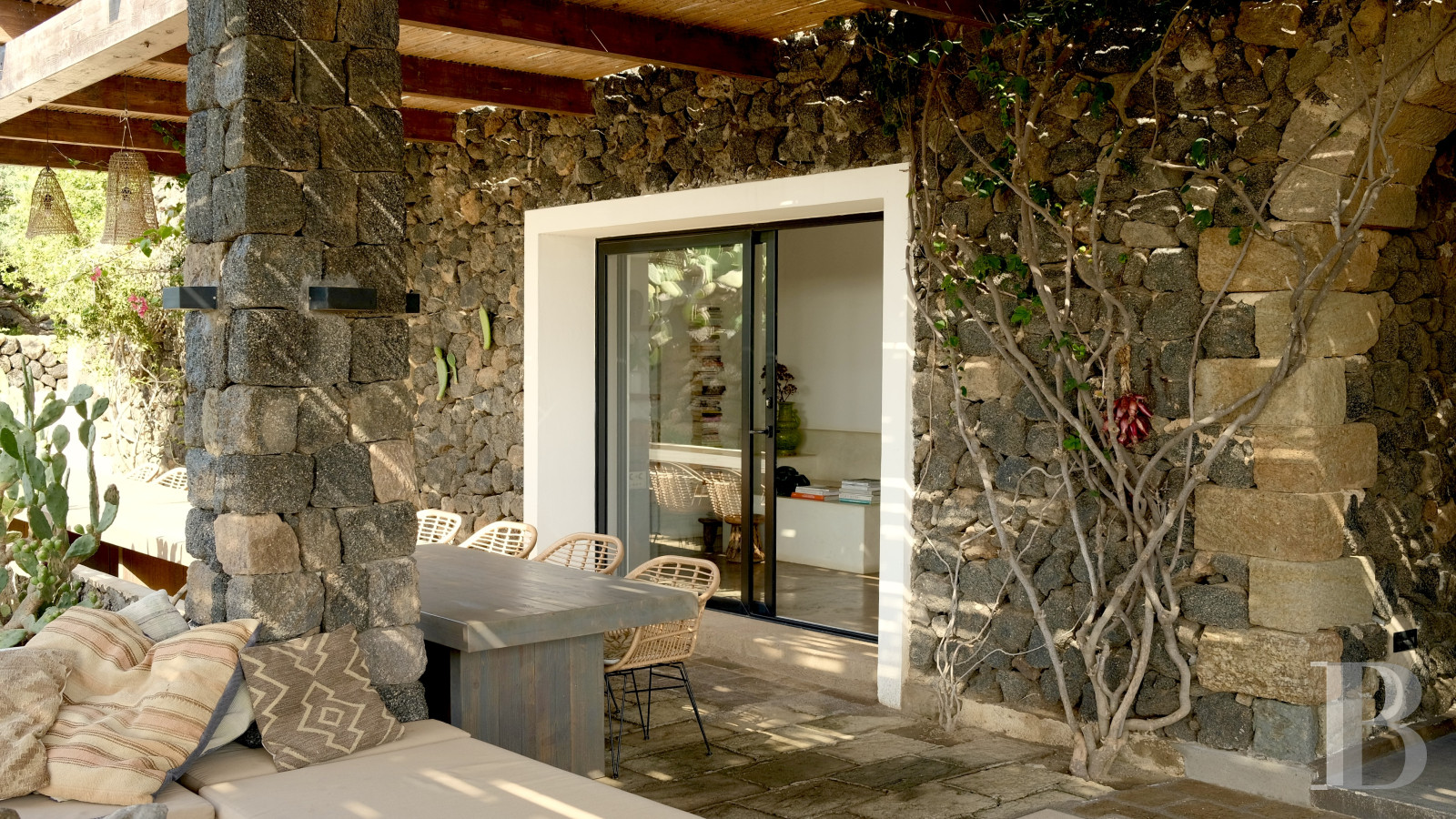 Sur l’île de Pantellaria, entre la Sicile et les côtes tunisiennes, un hameau de maisons traditionnelles en pierre de lave - photo  n°9