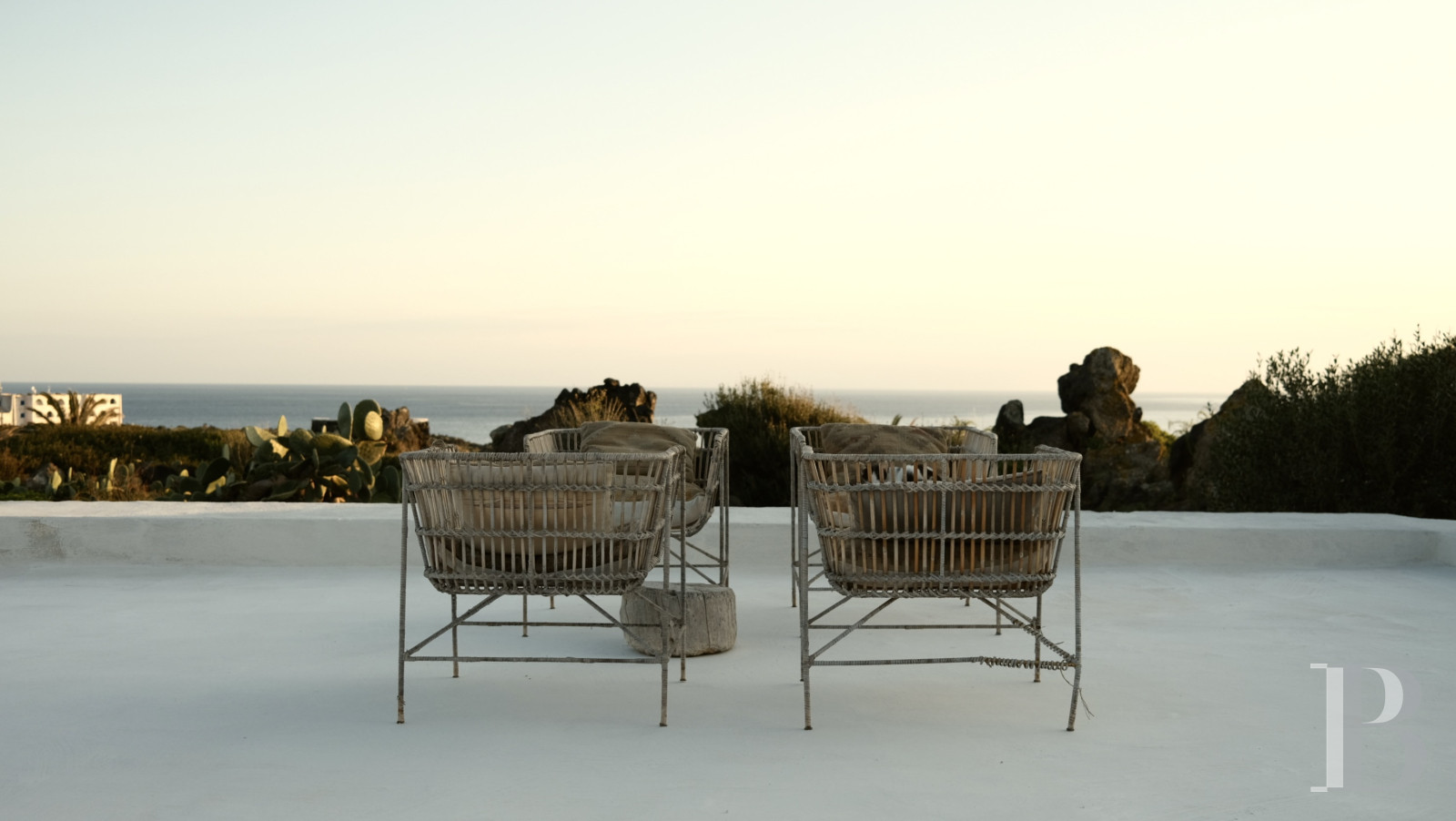 Sur l’île de Pantellaria, entre la Sicile et les côtes tunisiennes, un hameau de maisons traditionnelles en pierre de lave - photo  n°54