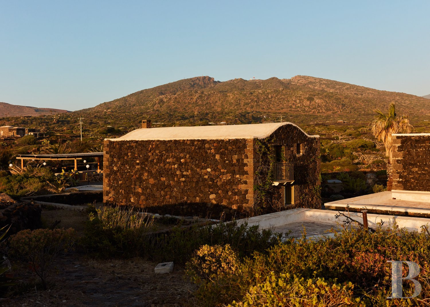 Sur l’île de Pantellaria, entre la Sicile et les côtes tunisiennes, un hameau de maisons traditionnelles en pierre de lave - photo  n°1