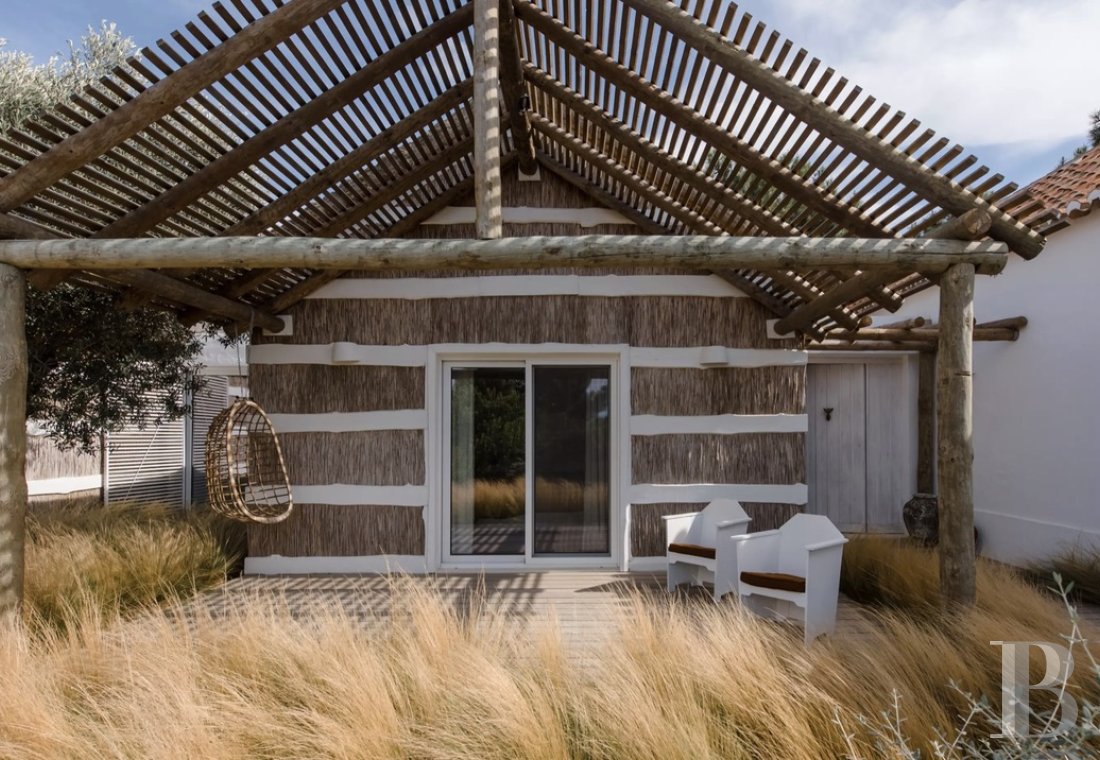 In a village in the north-west of the Alentejo region, a contemporary house designed in a local and traditional spirit - photo  n°1