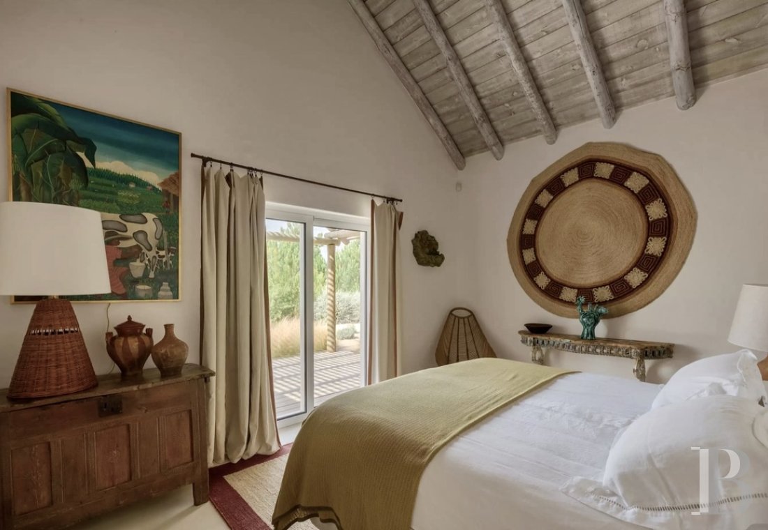 In a village in the north-west of the Alentejo region, a contemporary house designed in a local and traditional spirit - photo  n°12