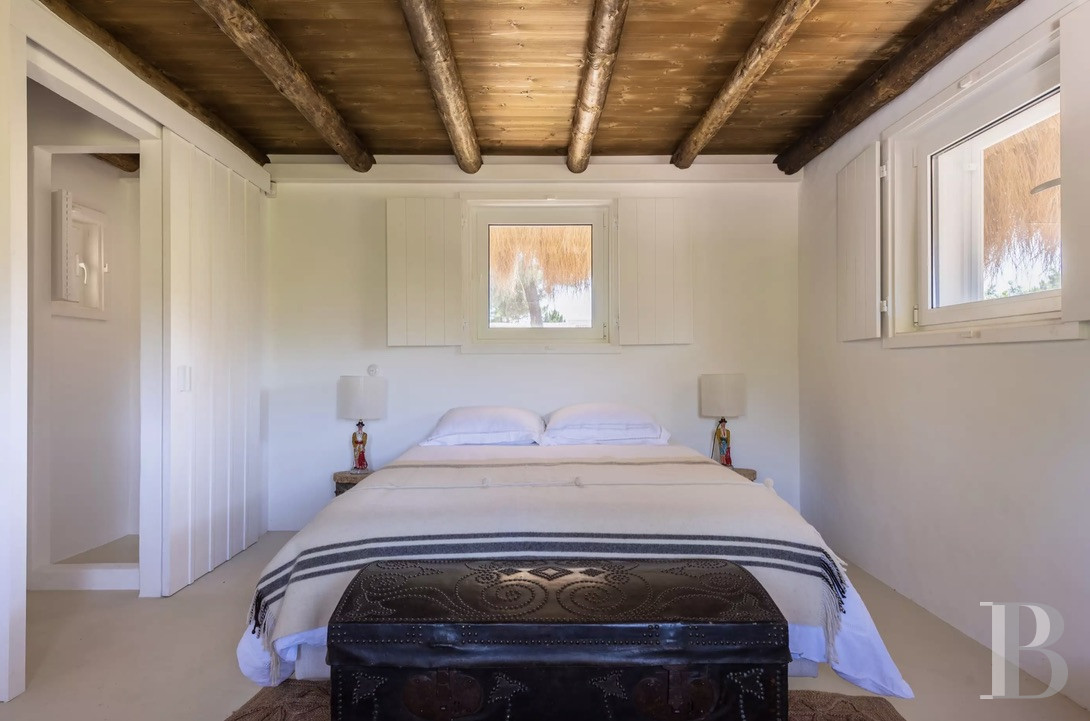 In a village in the north-west of the Alentejo region, a contemporary house designed in a local and traditional spirit - photo  n°22