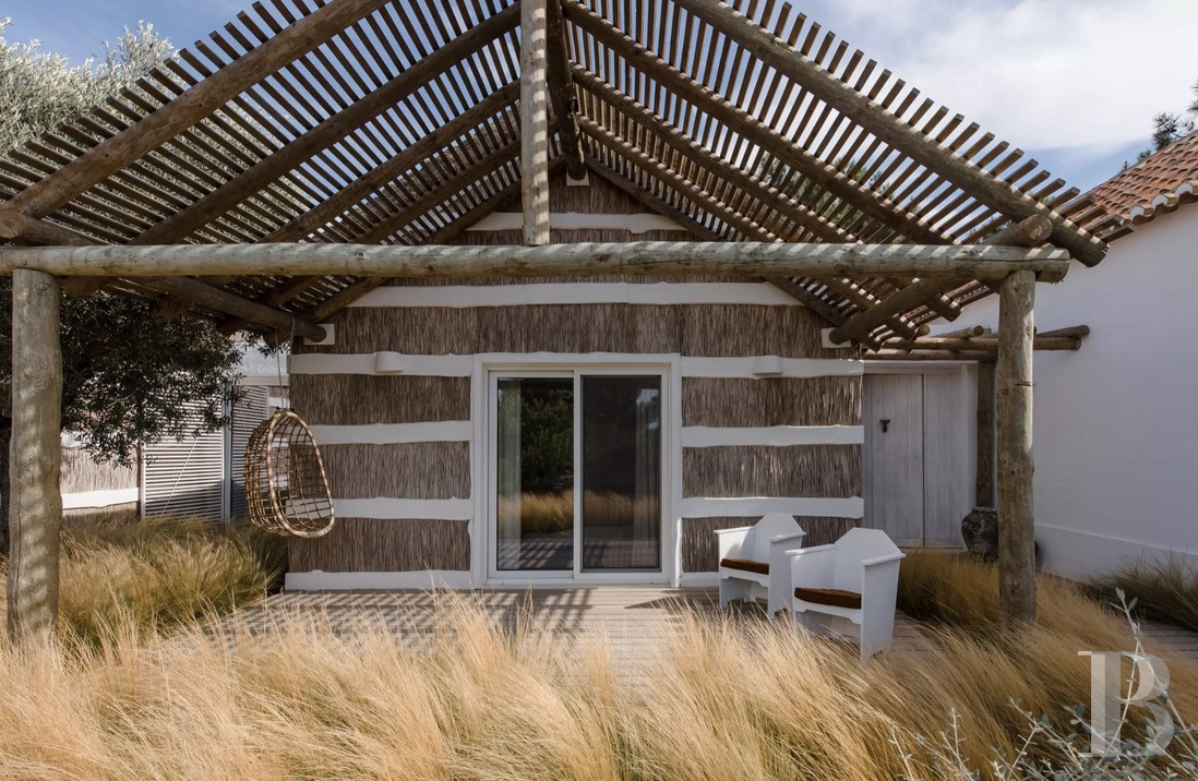 In a village in the north-west of the Alentejo region, a contemporary house designed in a local and traditional spirit - photo  n°1