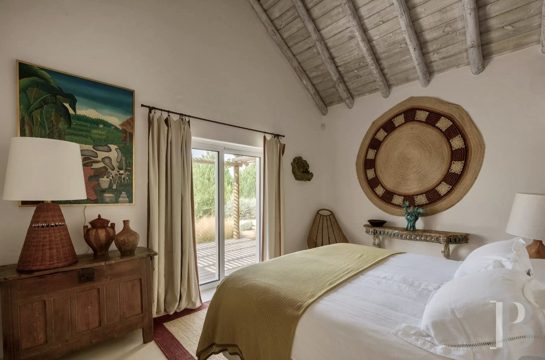 In a village in the north-west of the Alentejo region, a contemporary house designed in a local and traditional spirit - photo  n°12