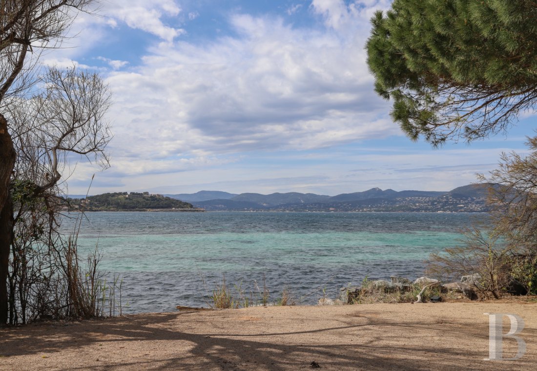 A former artist's studio with a Mediterranean garden in the Bay of Canoubiers, Saint-Tropez - photo  n°39