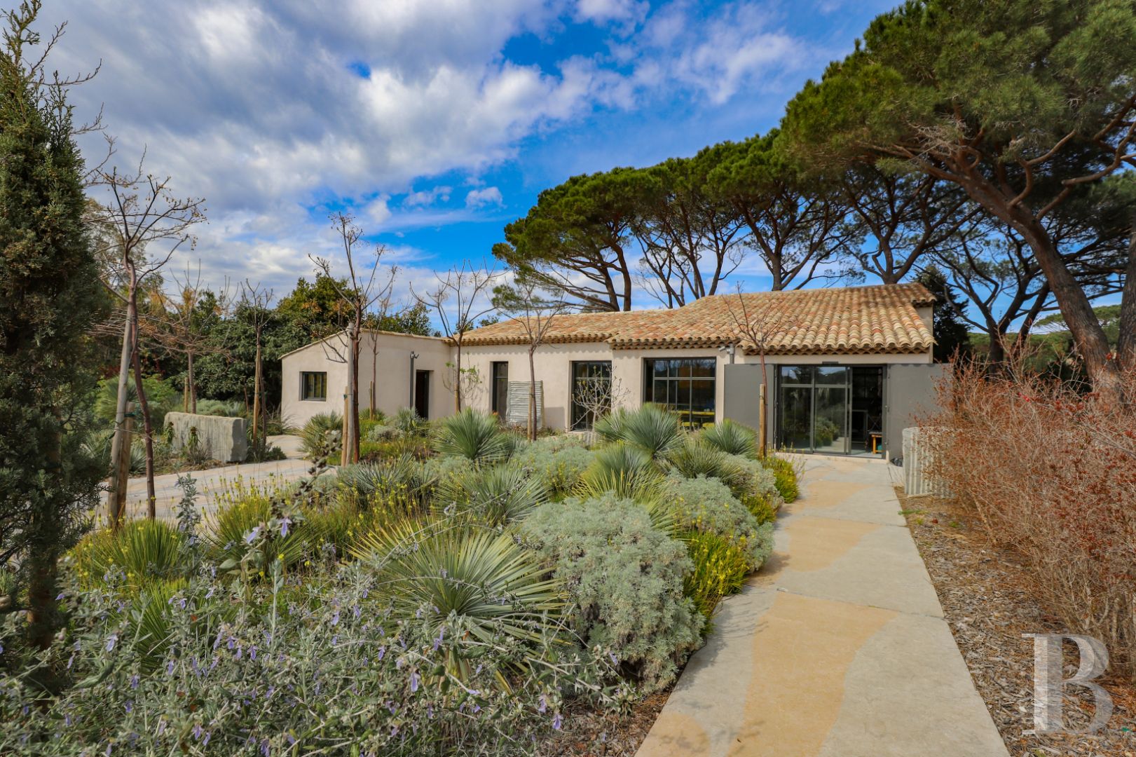 À Saint-Tropez, dans la baie des Canoubiers, un ancien atelier d’artiste et son jardin méditerranéen - photo  n°38