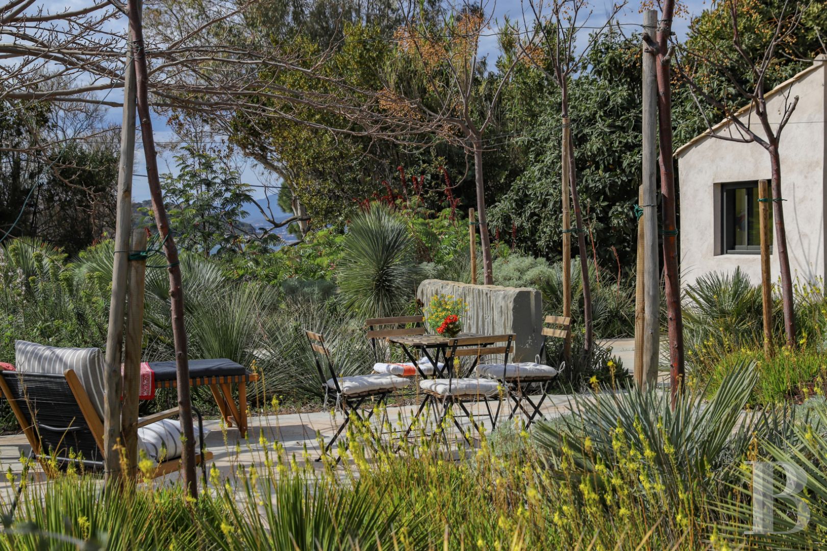 À Saint-Tropez, dans la baie des Canoubiers, un ancien atelier d’artiste et son jardin méditerranéen - photo  n°31