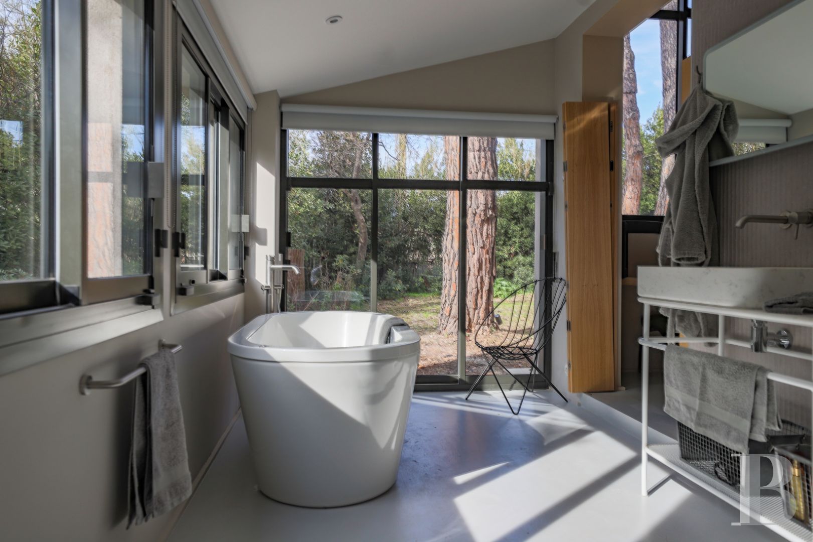 À Saint-Tropez, dans la baie des Canoubiers, un ancien atelier d’artiste et son jardin méditerranéen - photo  n°27