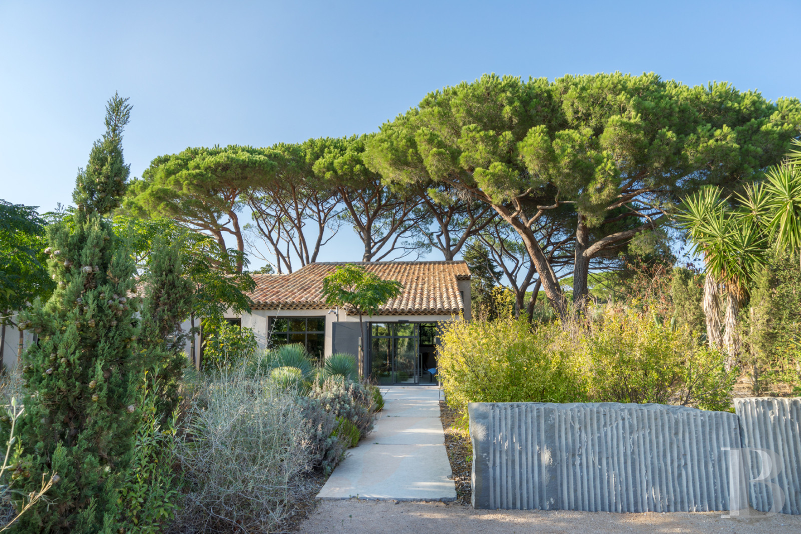 À Saint-Tropez, dans la baie des Canoubiers, un ancien atelier d’artiste et son jardin méditerranéen - photo  n°1