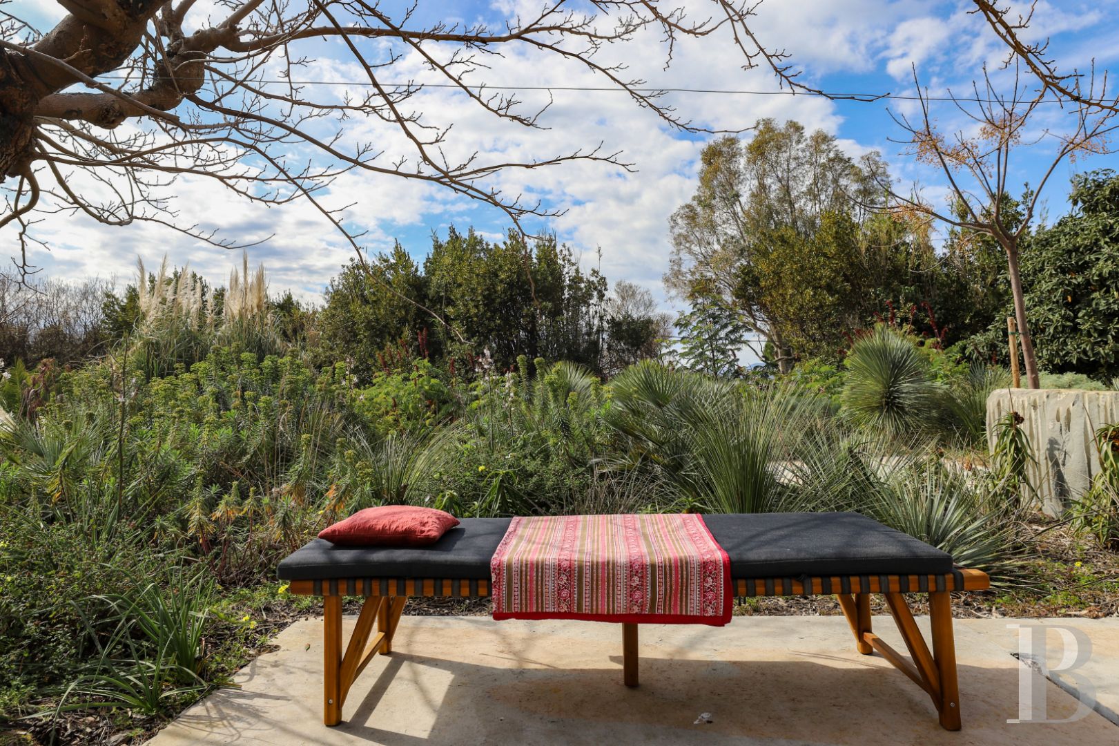 À Saint-Tropez, dans la baie des Canoubiers, un ancien atelier d’artiste et son jardin méditerranéen - photo  n°30