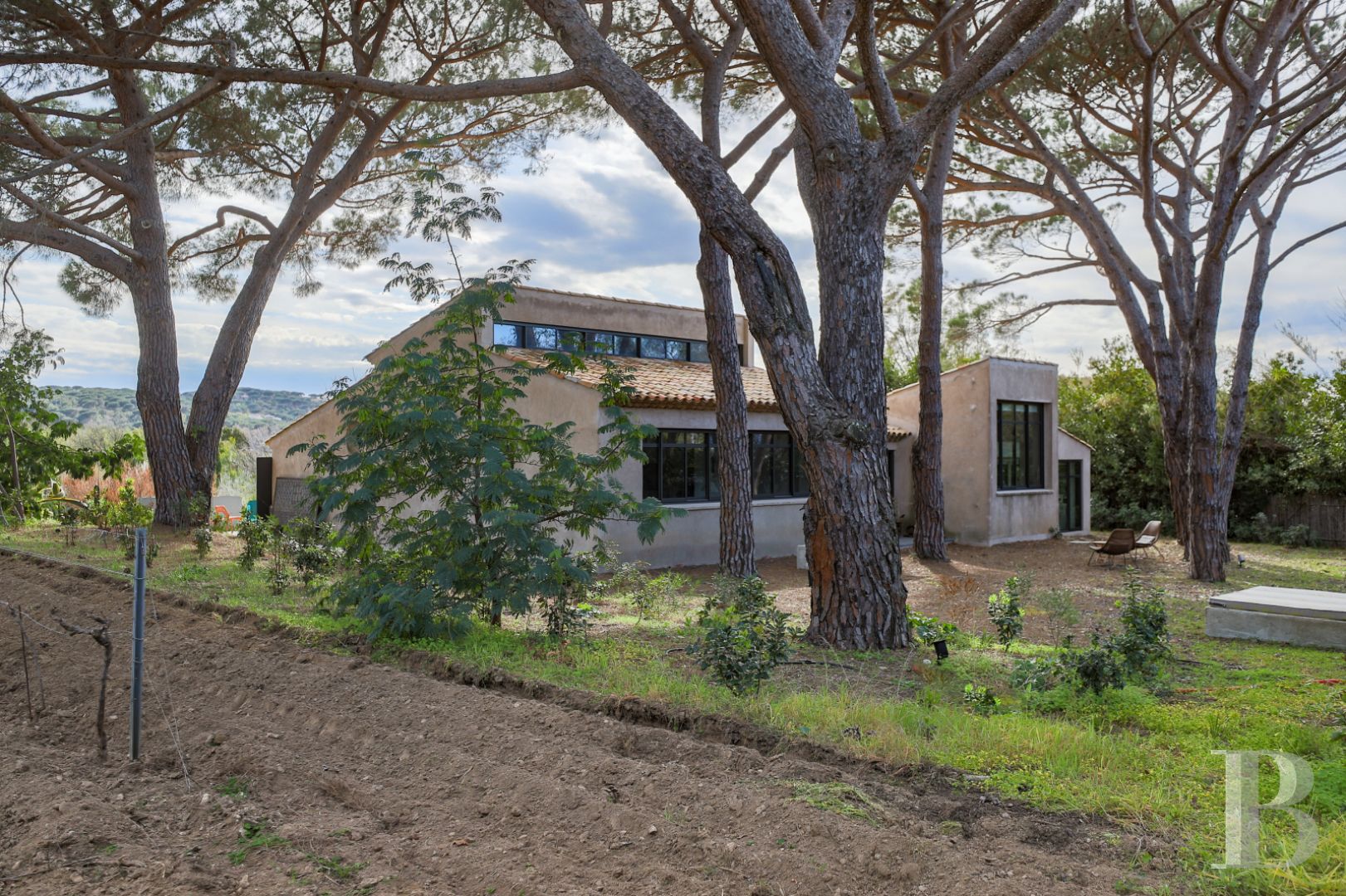 À Saint-Tropez, dans la baie des Canoubiers, un ancien atelier d’artiste et son jardin méditerranéen - photo  n°33