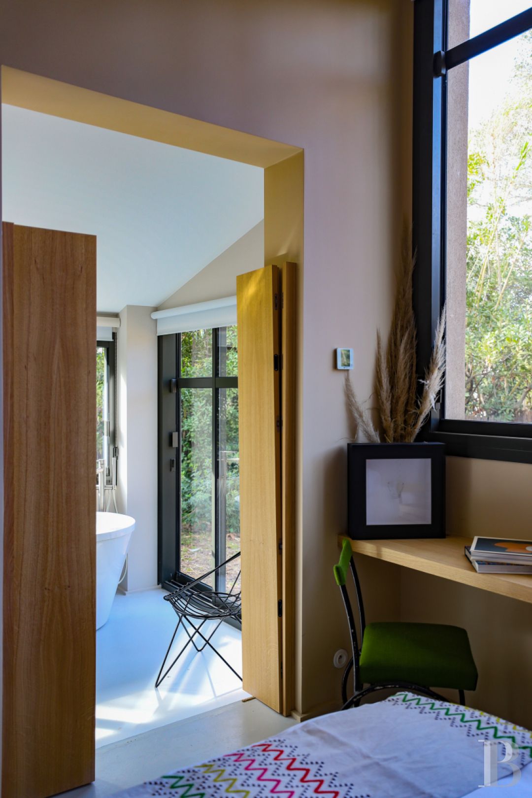 À Saint-Tropez, dans la baie des Canoubiers, un ancien atelier d’artiste et son jardin méditerranéen - photo  n°26