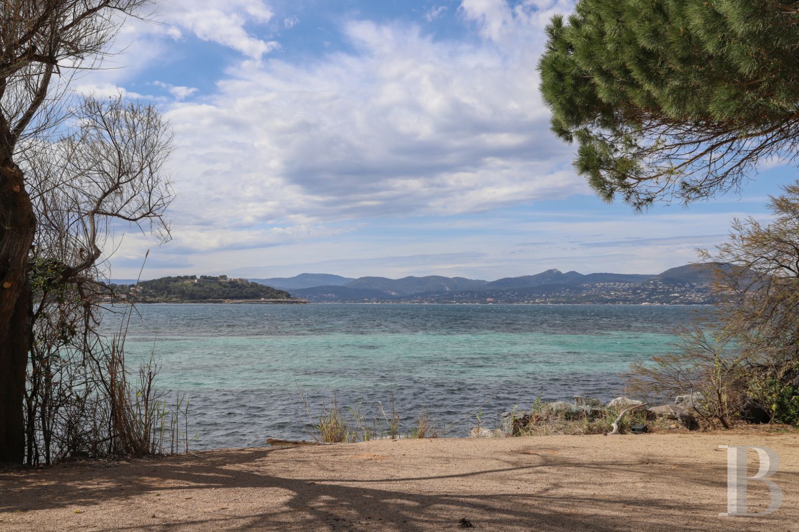 À Saint-Tropez, dans la baie des Canoubiers, un ancien atelier d’artiste et son jardin méditerranéen - photo  n°39
