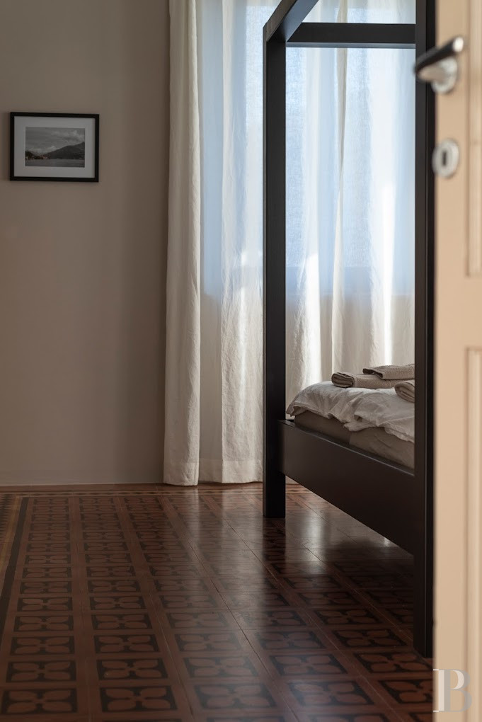 En Italie, sur la rive ouest du lac de Côme, une villa sur l’eau à l’ombre du Castello Rezzonico - photo  n°13