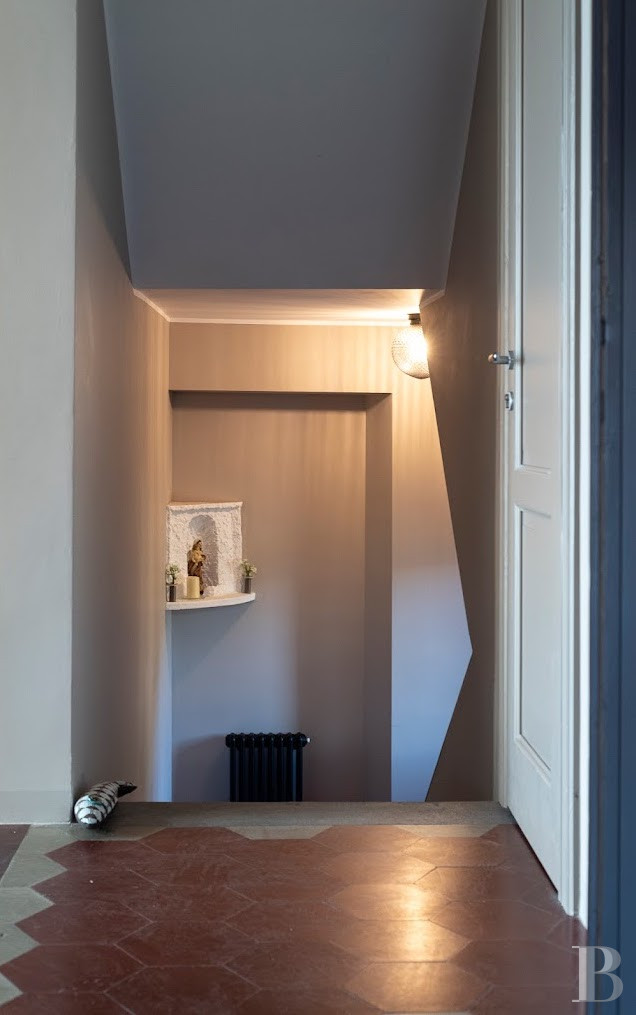 En Italie, sur la rive ouest du lac de Côme, une villa sur l’eau à l’ombre du Castello Rezzonico - photo  n°16