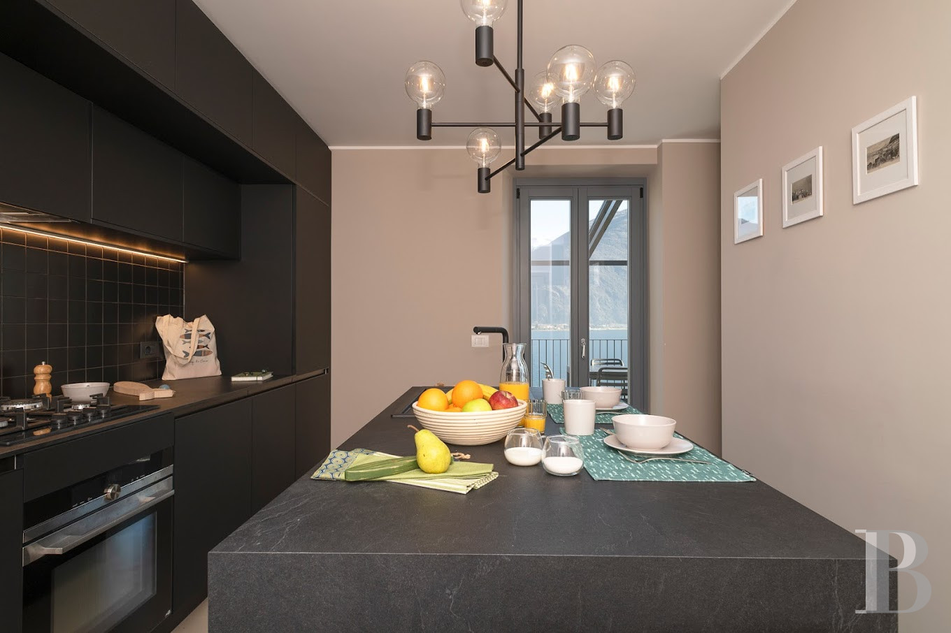 En Italie, sur la rive ouest du lac de Côme, une villa sur l’eau à l’ombre du Castello Rezzonico - photo  n°11