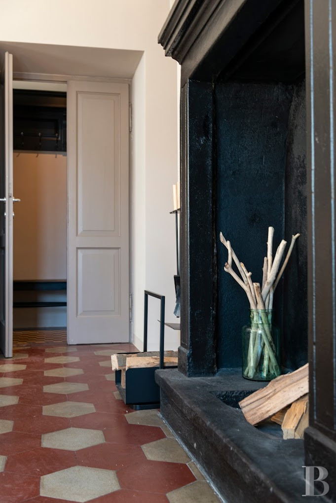 En Italie, sur la rive ouest du lac de Côme, une villa sur l’eau à l’ombre du Castello Rezzonico - photo  n°12