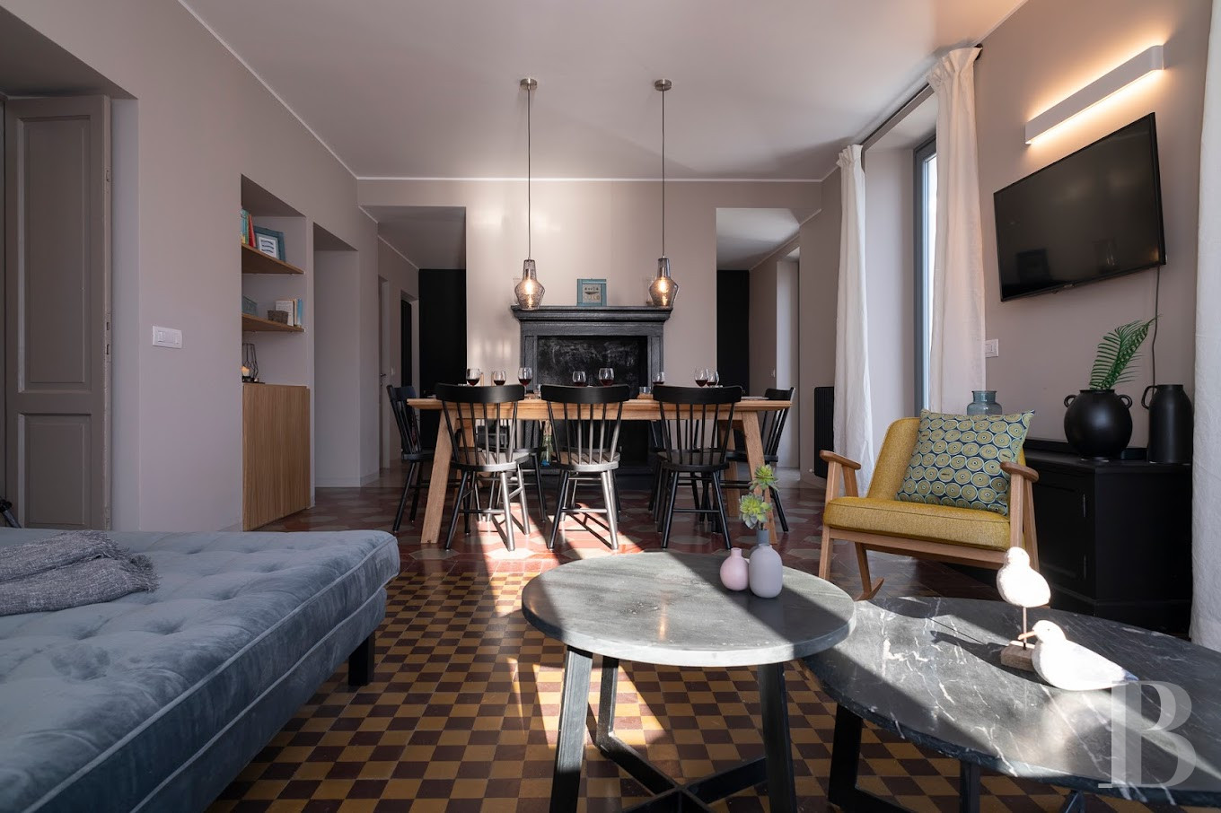 En Italie, sur la rive ouest du lac de Côme, une villa sur l’eau à l’ombre du Castello Rezzonico - photo  n°10