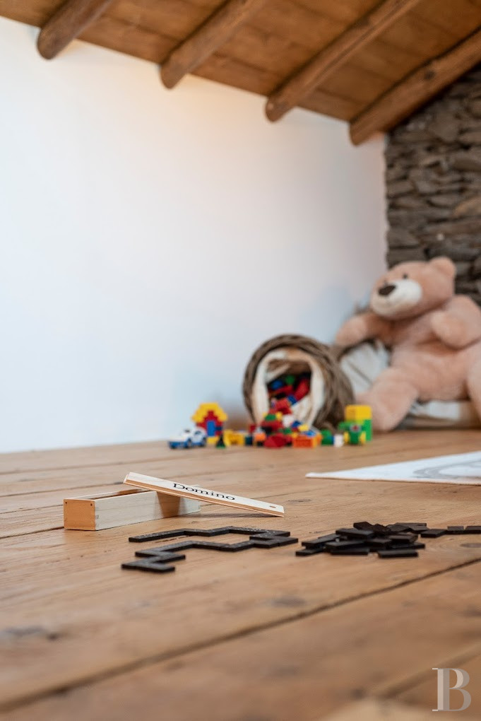 En Italie, sur la rive ouest du lac de Côme, une villa sur l’eau à l’ombre du Castello Rezzonico - photo  n°23