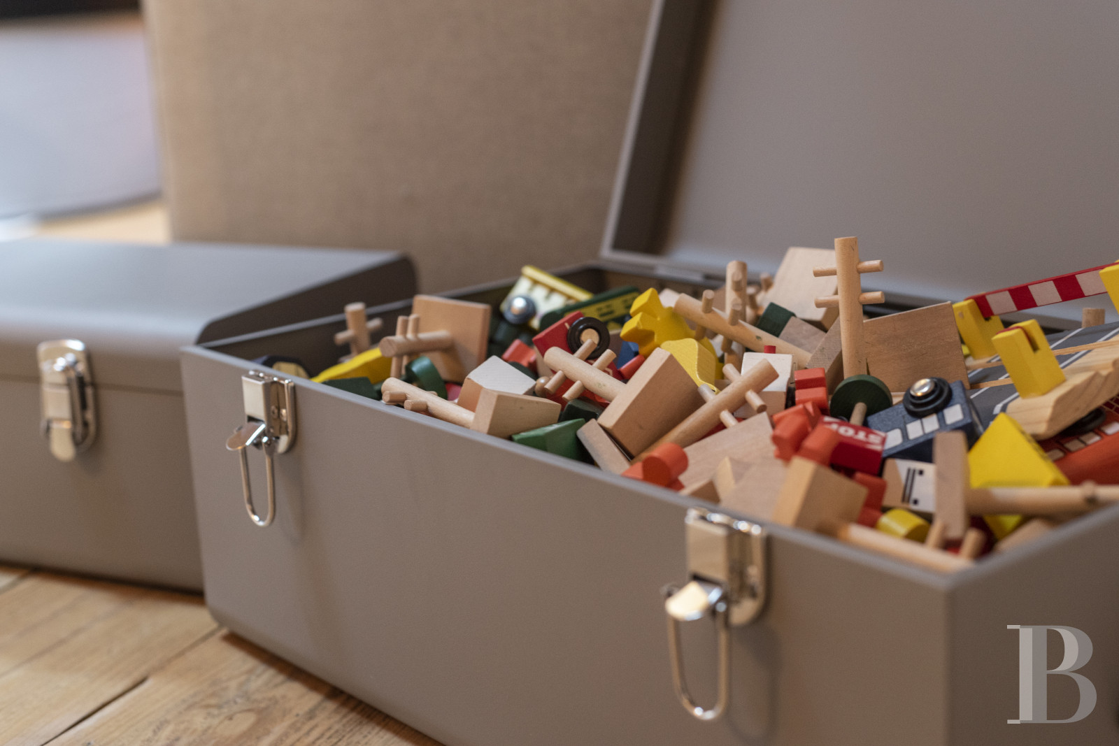 En Italie, sur la rive ouest du lac de Côme, une villa sur l’eau à l’ombre du Castello Rezzonico - photo  n°22