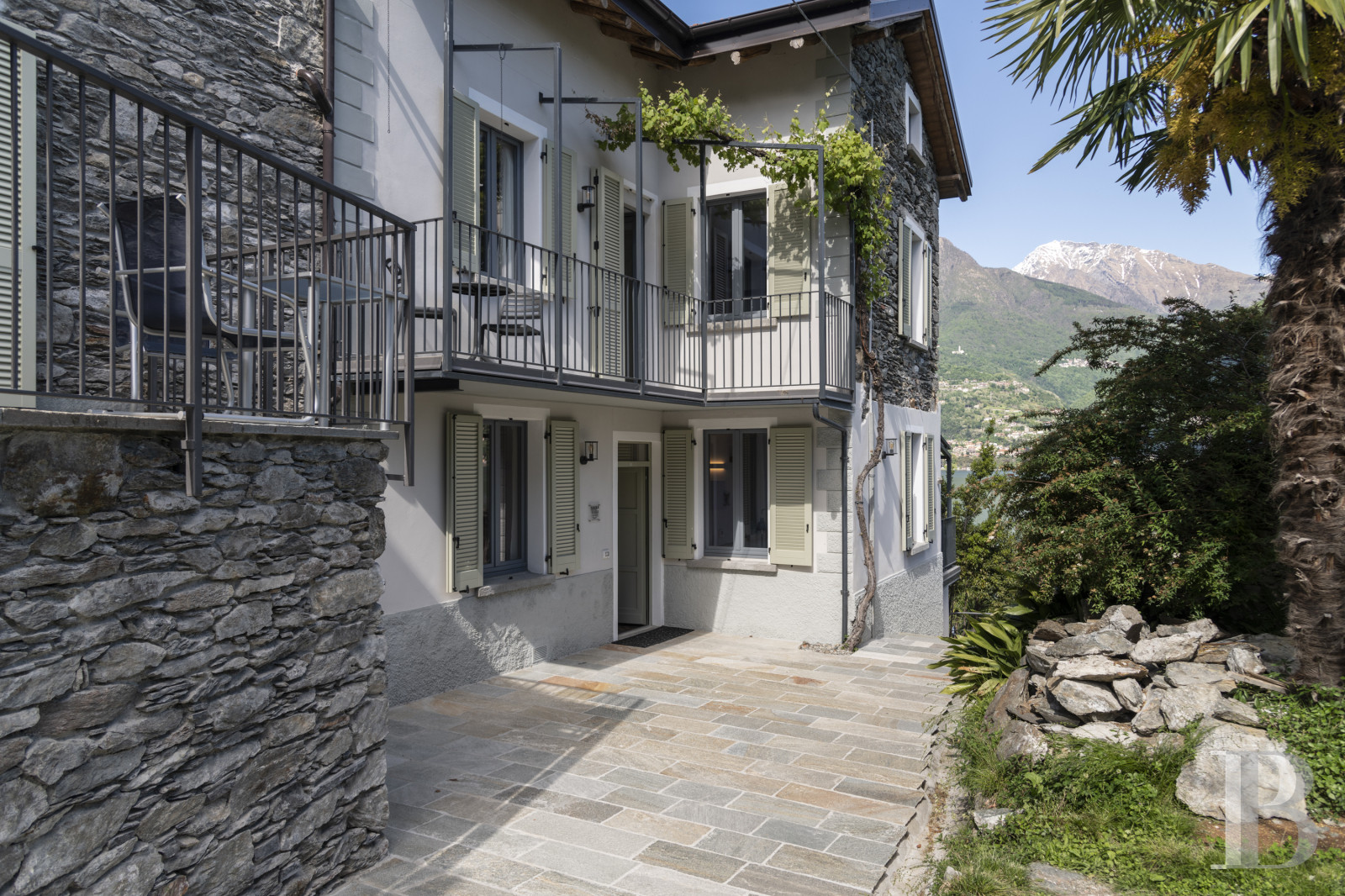 En Italie, sur la rive ouest du lac de Côme, une villa sur l’eau à l’ombre du Castello Rezzonico - photo  n°25
