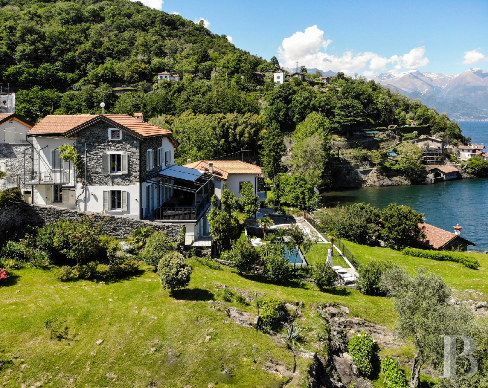 En Italie, sur la rive ouest du lac de Côme, une villa sur l’eau à l’ombre du Castello Rezzonico - photo  n°1