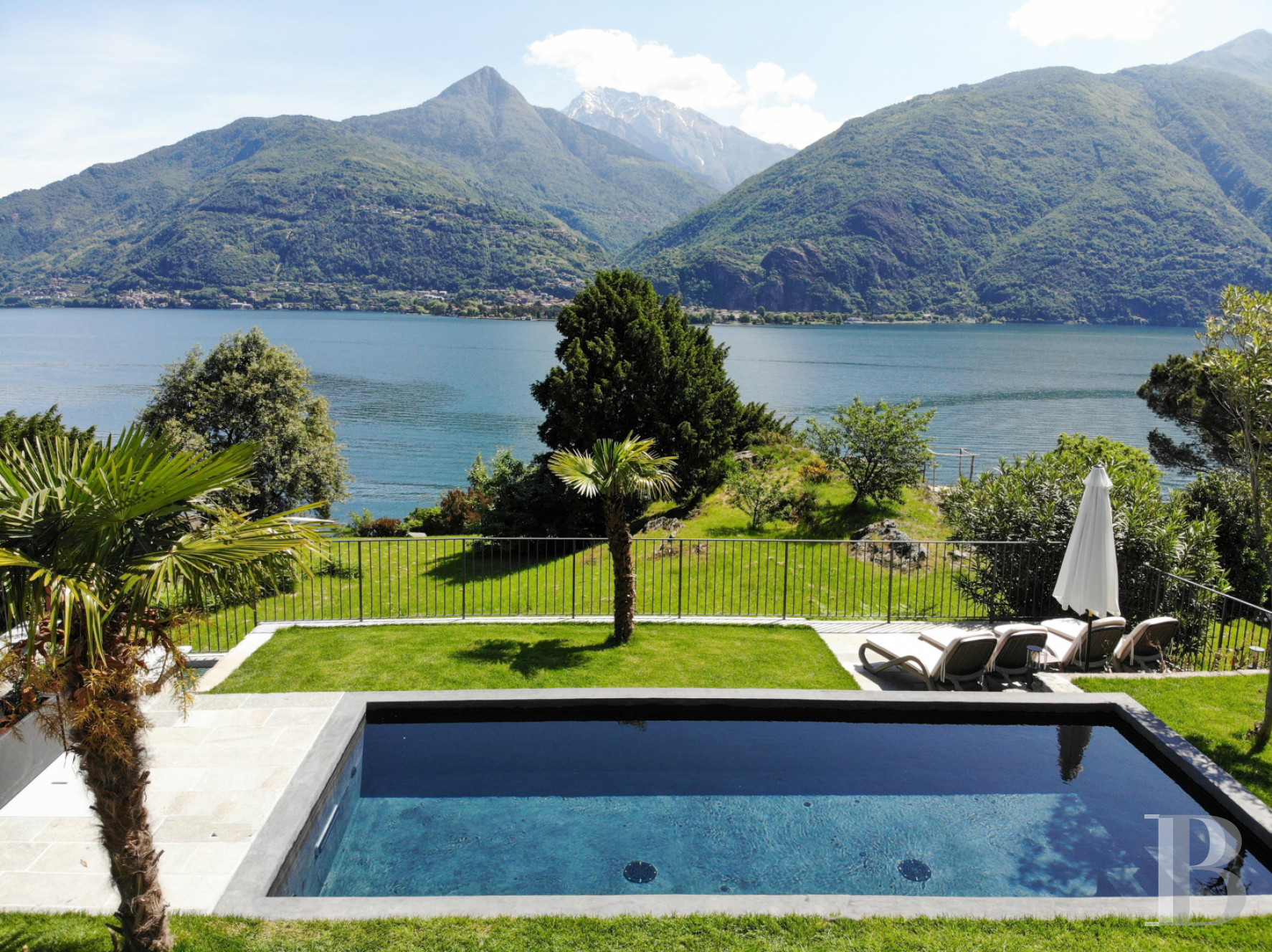 En Italie, sur la rive ouest du lac de Côme, une villa sur l’eau à l’ombre du Castello Rezzonico - photo  n°2
