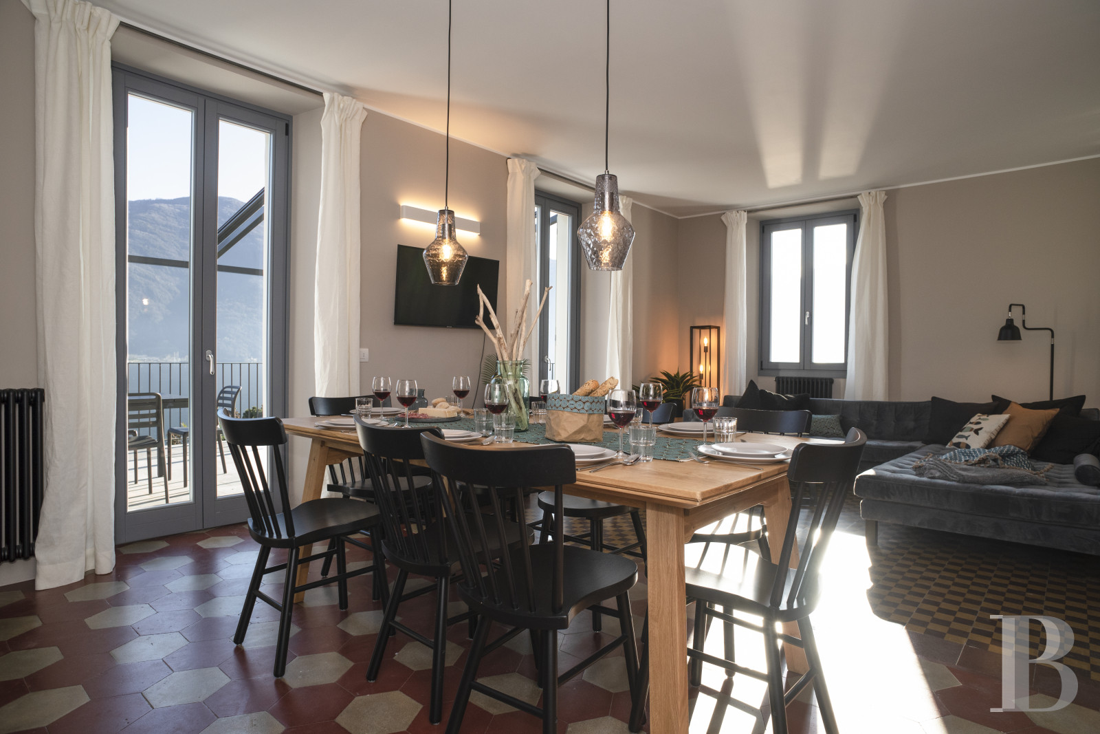 En Italie, sur la rive ouest du lac de Côme, une villa sur l’eau à l’ombre du Castello Rezzonico - photo  n°7