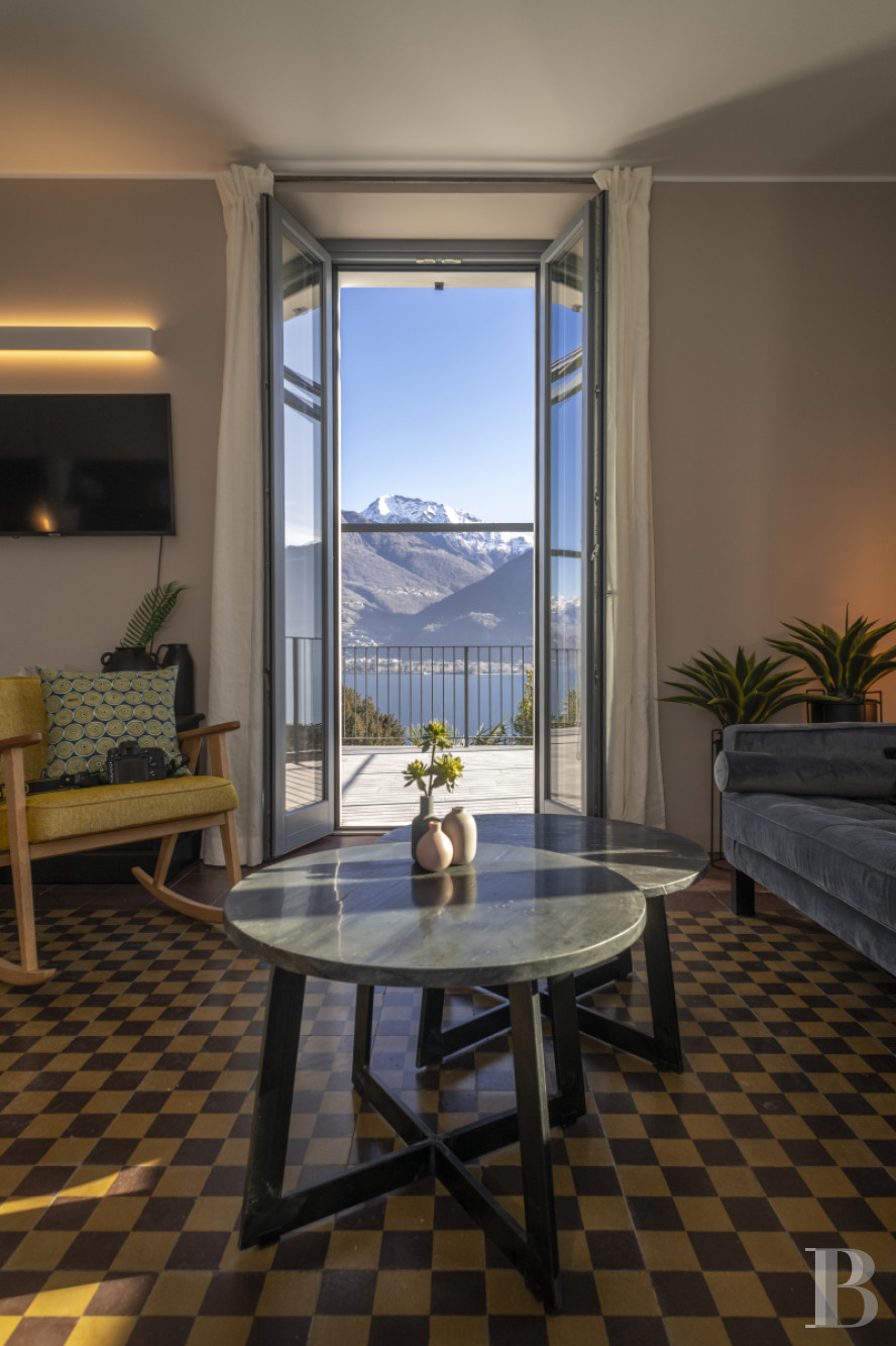 En Italie, sur la rive ouest du lac de Côme, une villa sur l’eau à l’ombre du Castello Rezzonico - photo  n°9