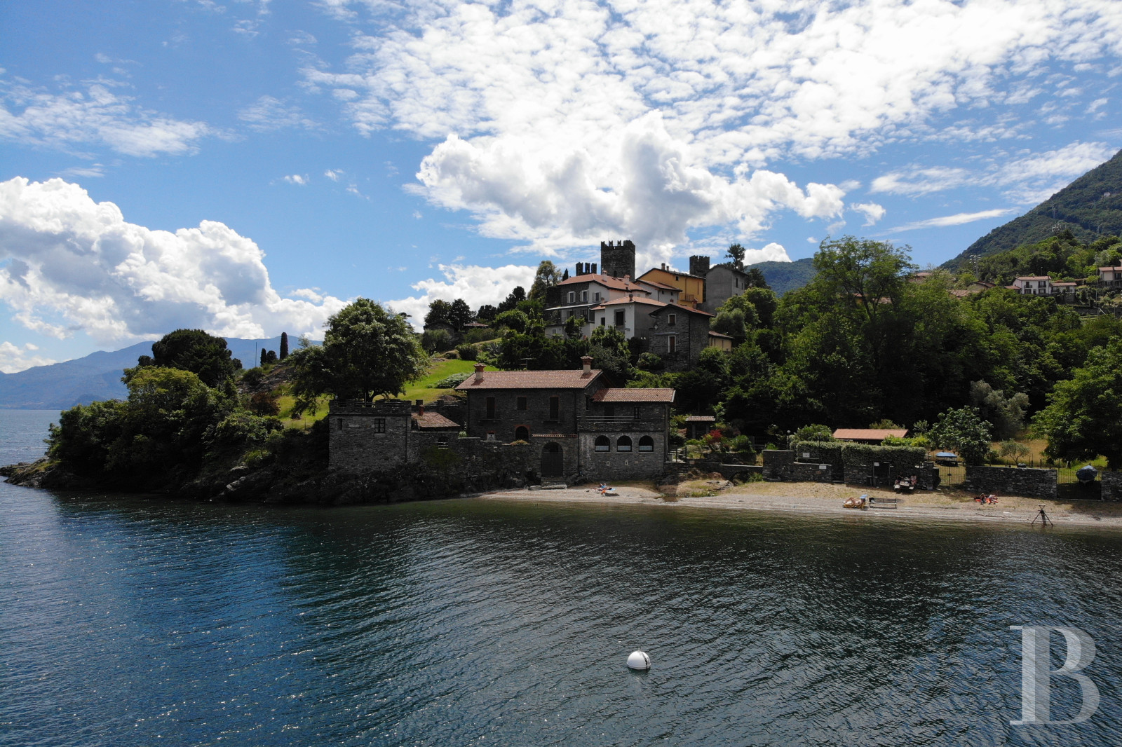 En Italie, sur la rive ouest du lac de Côme, une villa sur l’eau à l’ombre du Castello Rezzonico - photo  n°4