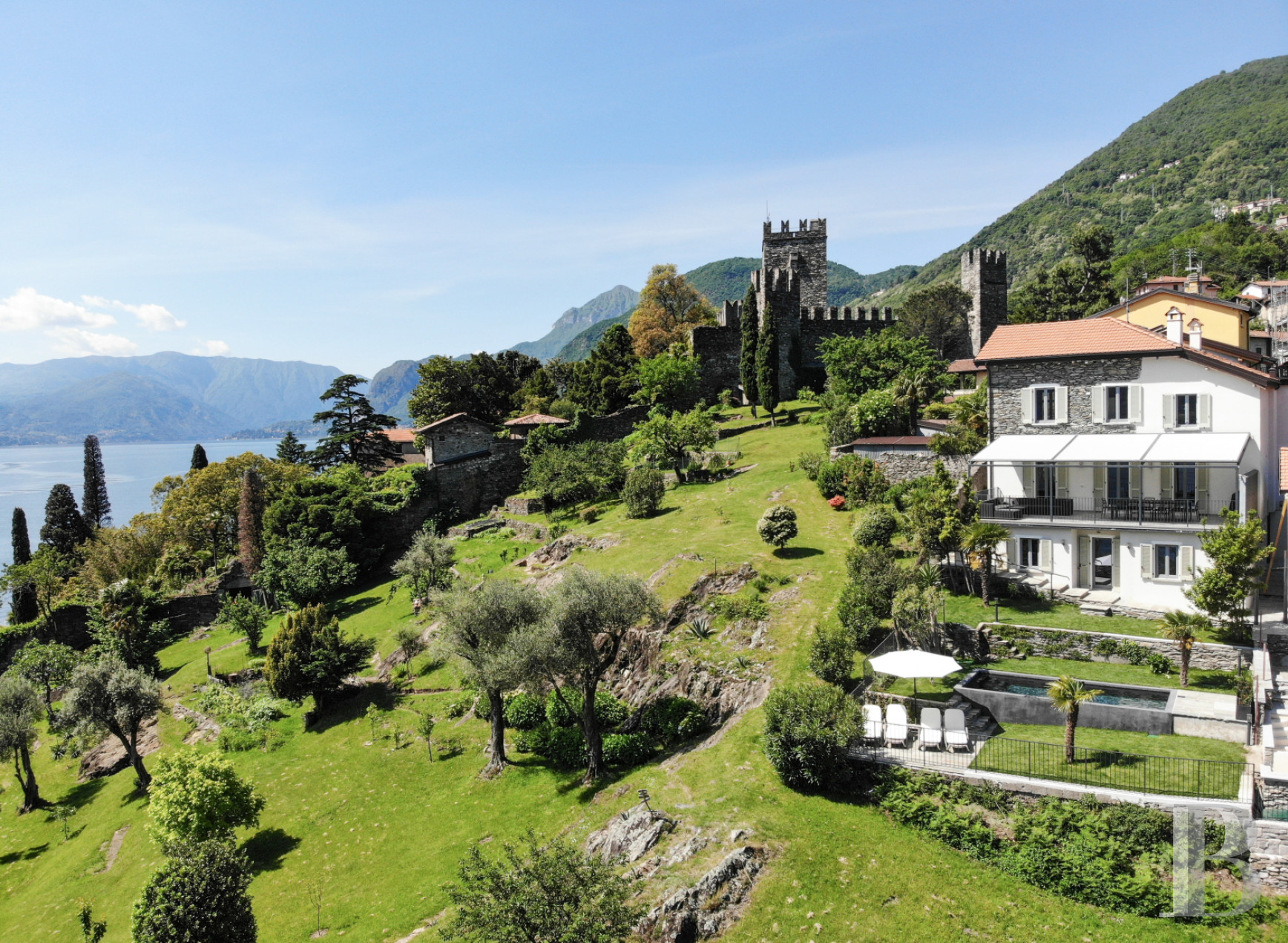 En Italie, sur la rive ouest du lac de Côme, une villa sur l’eau à l’ombre du Castello Rezzonico - photo  n°29