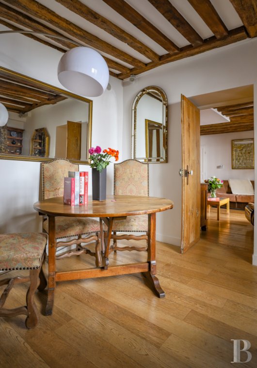 A courtyard apartment with wooden beams and stone walls in the Odéon district - photo  n°7