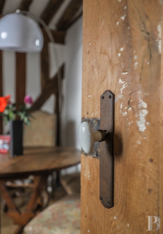 A courtyard apartment with wooden beams and stone walls in the Odéon district - photo  n°2