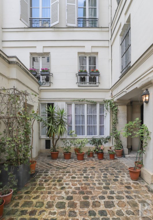 A courtyard apartment with wooden beams and stone walls in the Odéon district - photo  n°13