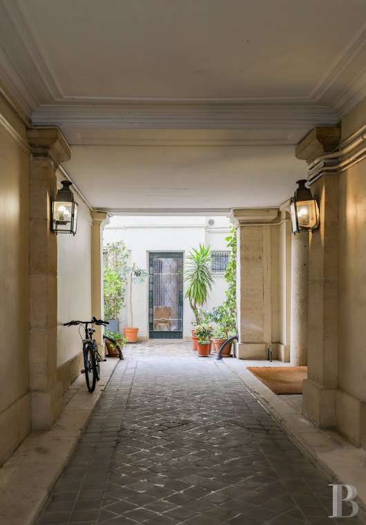 A courtyard apartment with wooden beams and stone walls in the Odéon district - photo  n°14