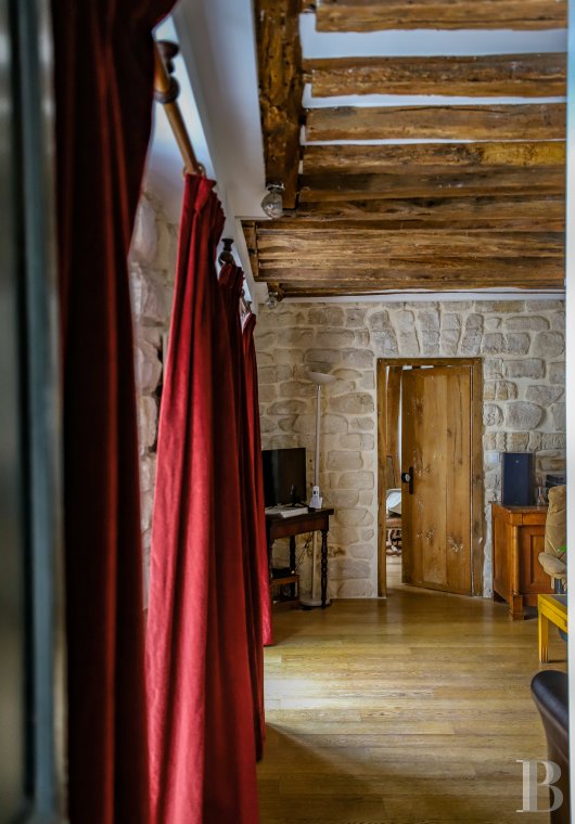 A courtyard apartment with wooden beams and stone walls in the Odéon district - photo  n°3