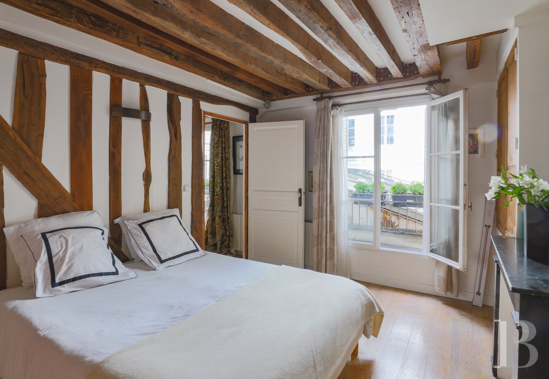 A courtyard apartment with wooden beams and stone walls in the Odéon district - photo  n°9