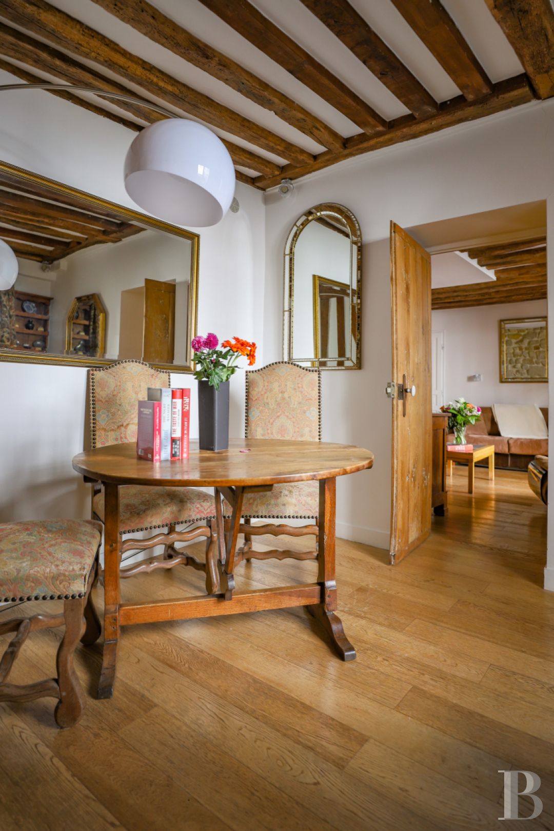 Dans le quartier de l’Odéon, un appartement sur cour tout en poutres et murs de pierre - photo  n°7