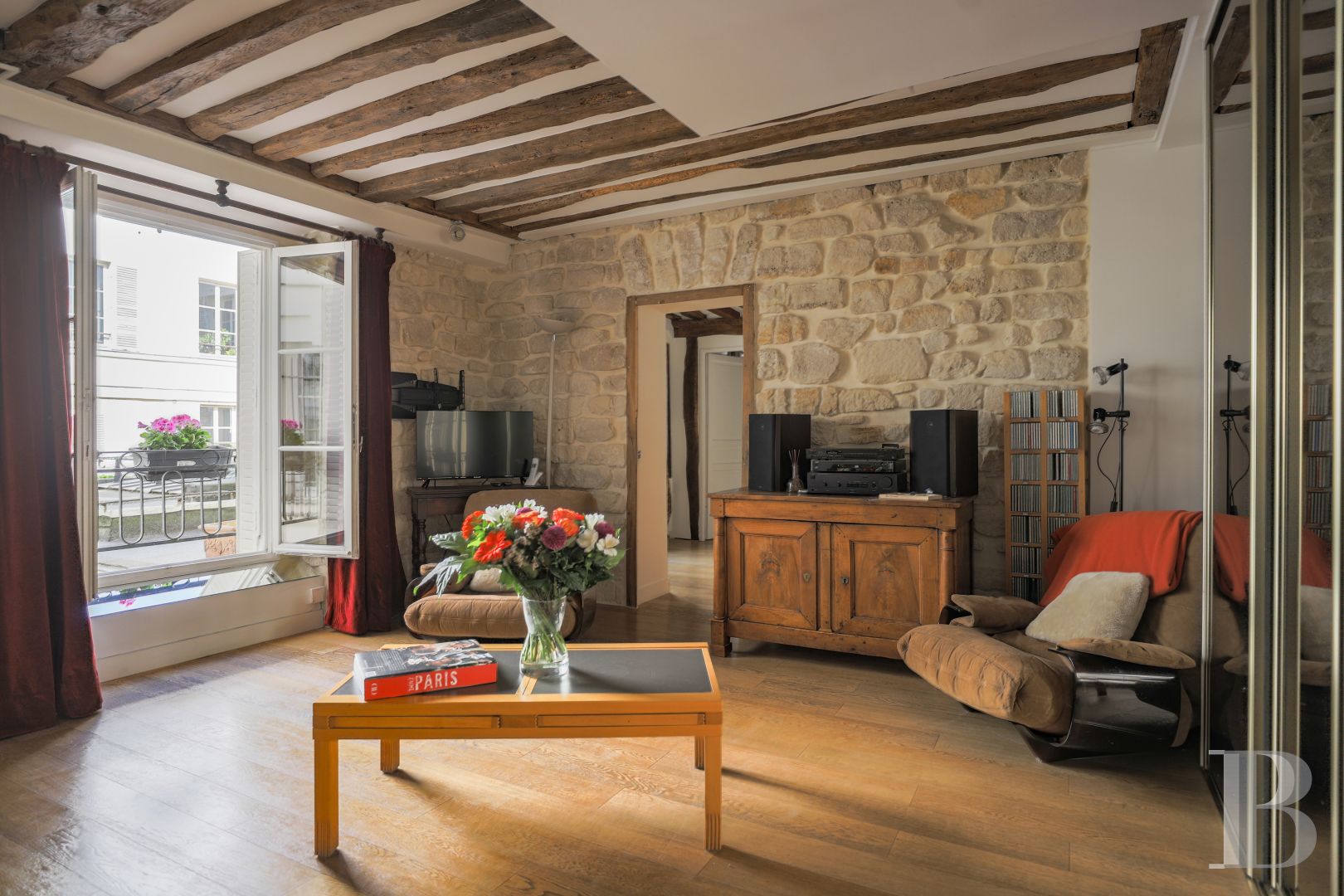 Dans le quartier de l’Odéon, un appartement sur cour tout en poutres et murs de pierre - photo  n°1