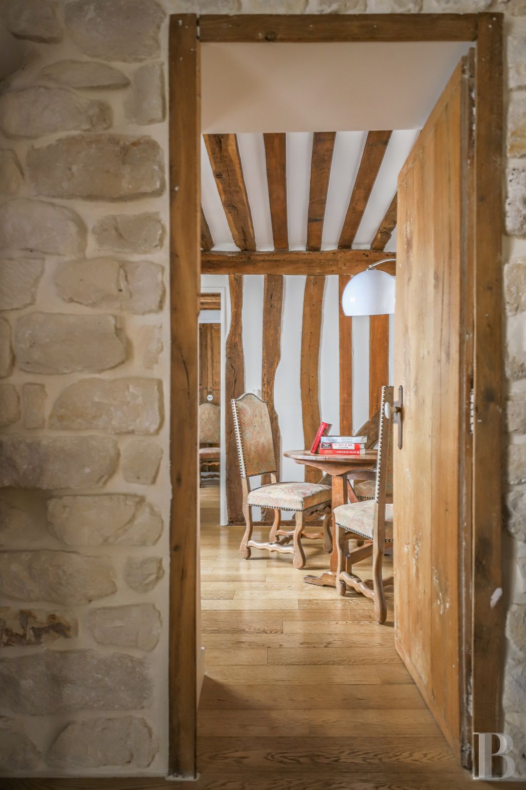 Dans le quartier de l’Odéon, un appartement sur cour tout en poutres et murs de pierre - photo  n°6