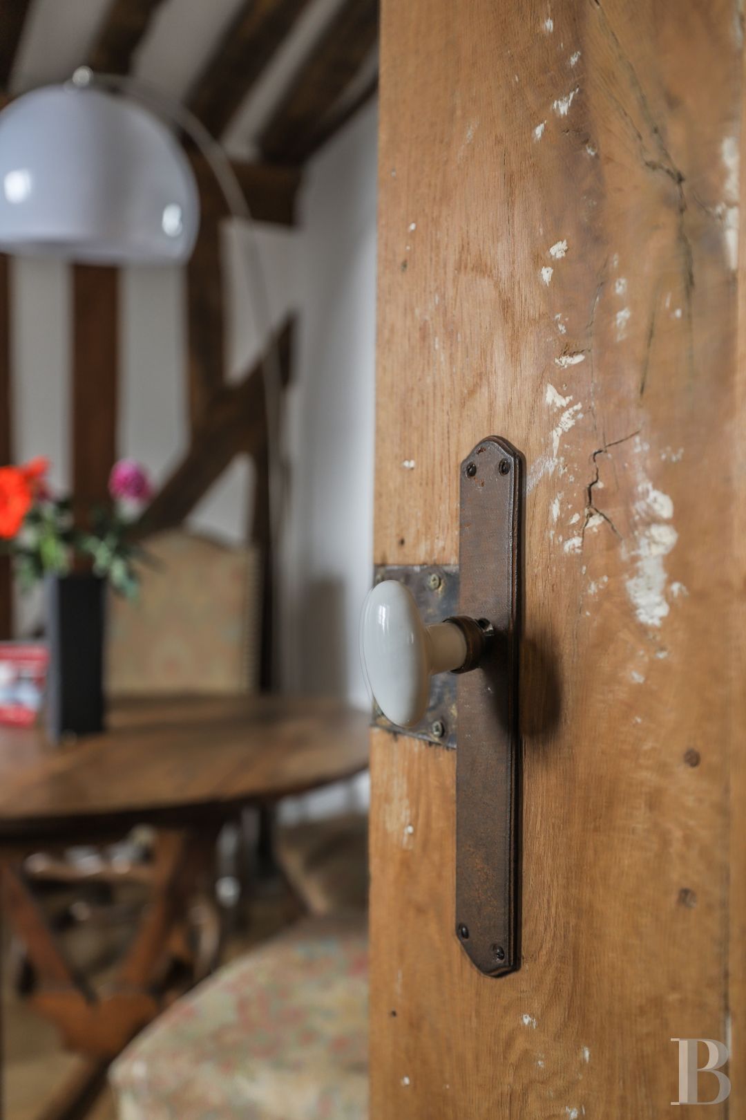Dans le quartier de l’Odéon, un appartement sur cour tout en poutres et murs de pierre - photo  n°2