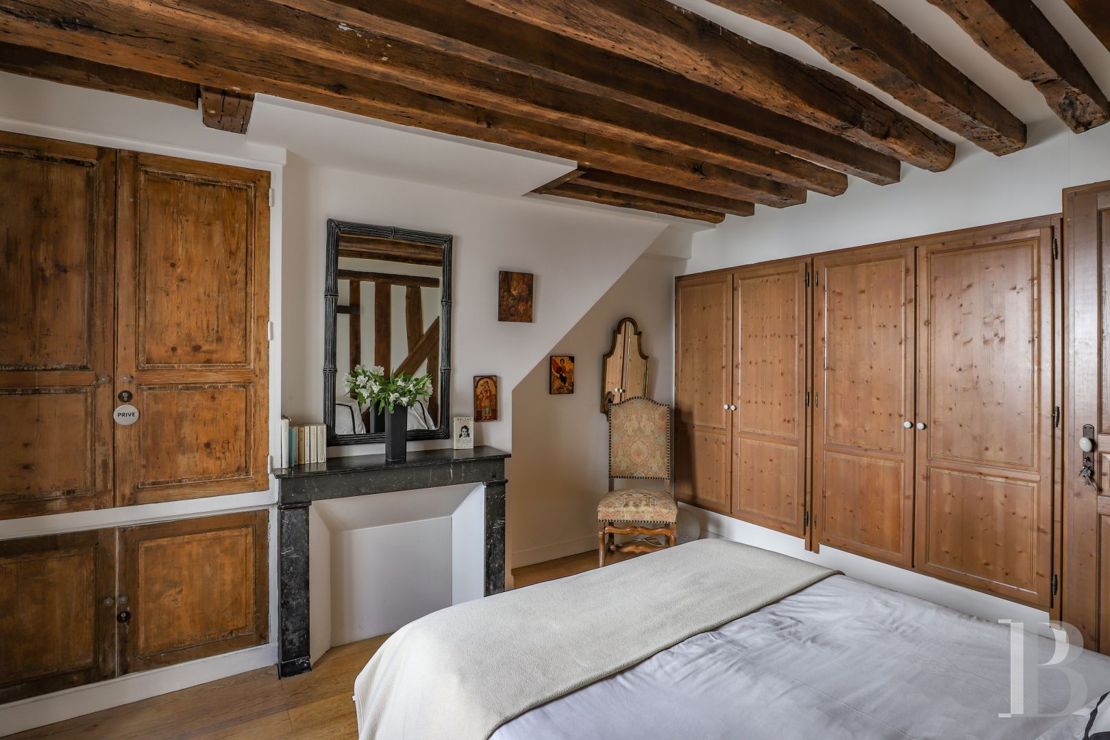 Dans le quartier de l’Odéon, un appartement sur cour tout en poutres et murs de pierre - photo  n°11