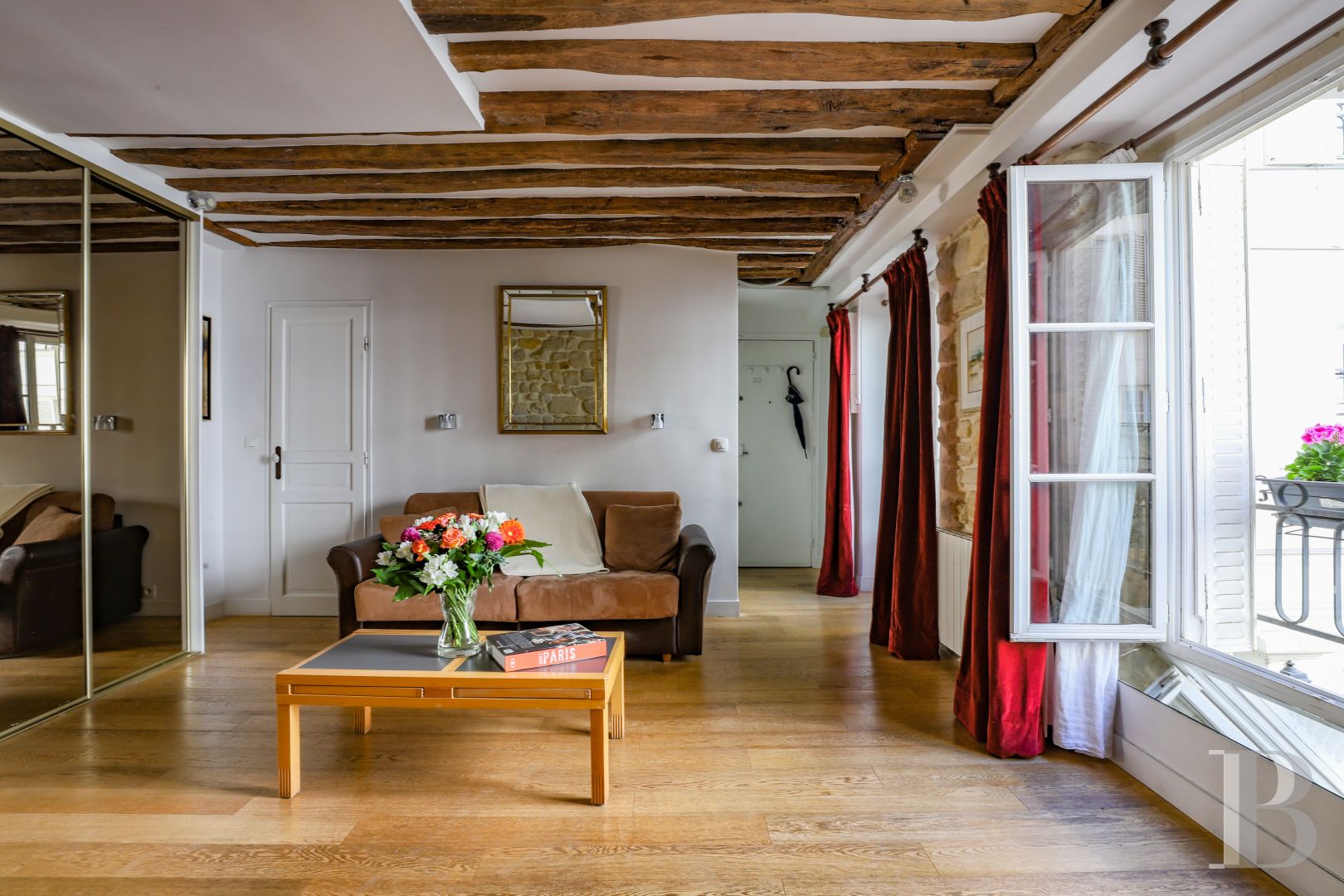 Dans le quartier de l’Odéon, un appartement sur cour tout en poutres et murs de pierre - photo  n°4