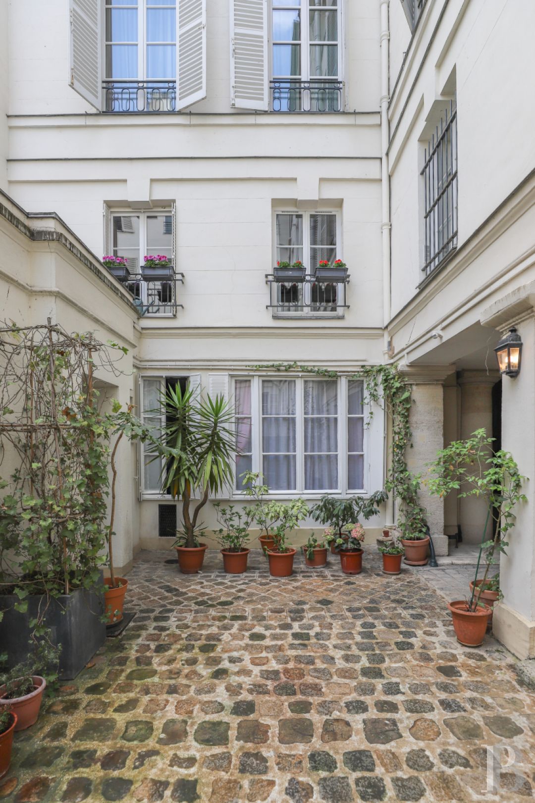 Dans le quartier de l’Odéon, un appartement sur cour tout en poutres et murs de pierre - photo  n°13