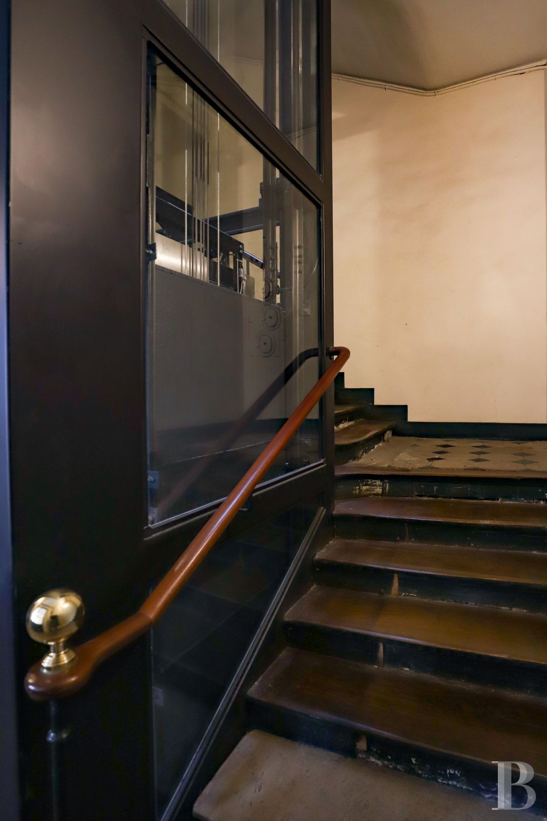 Dans le quartier de l’Odéon, un appartement sur cour tout en poutres et murs de pierre - photo  n°12