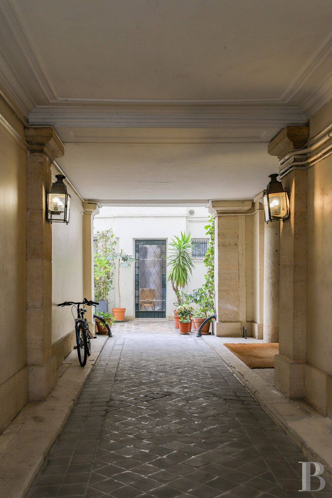 Dans le quartier de l’Odéon, un appartement sur cour tout en poutres et murs de pierre - photo  n°14